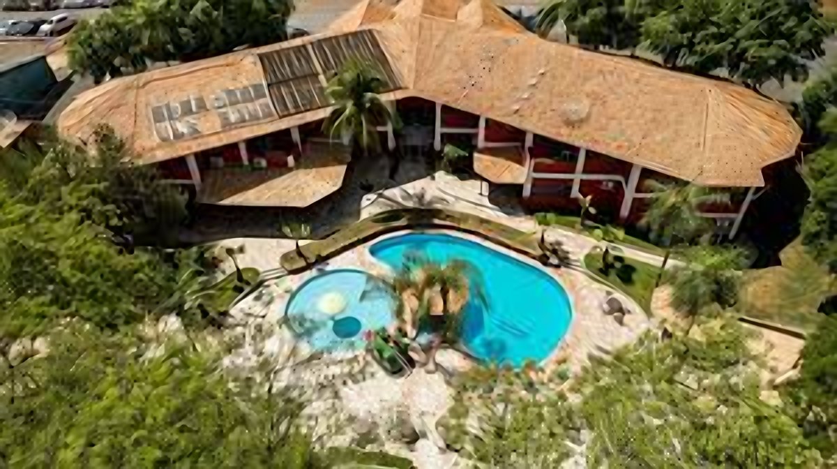 Vista aérea de pousada com piscina — cobertura Wi-Fi total